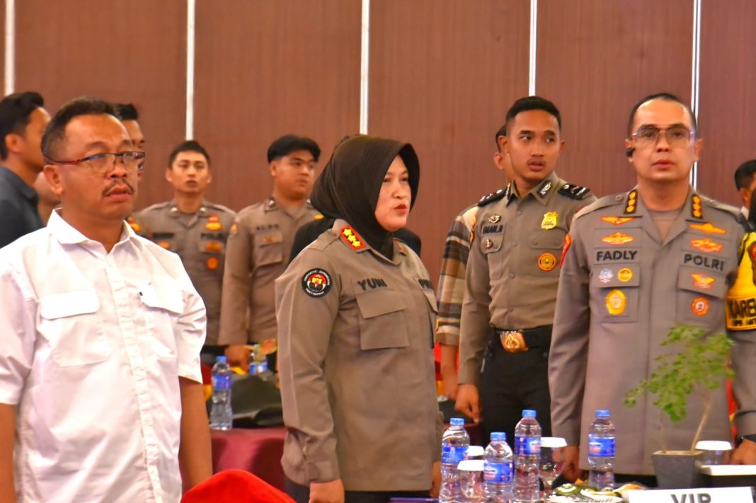 Karo Ops Polda Lampung Kombes Fadly Munzir Ismail didampingi Kabid Humas Polda Lampung Kombes Yuni Iswandari Yuyun pada pembukaan Latkatpuan, di Hotel Horison Bandar Lampung, Kamis (23/10/2025)