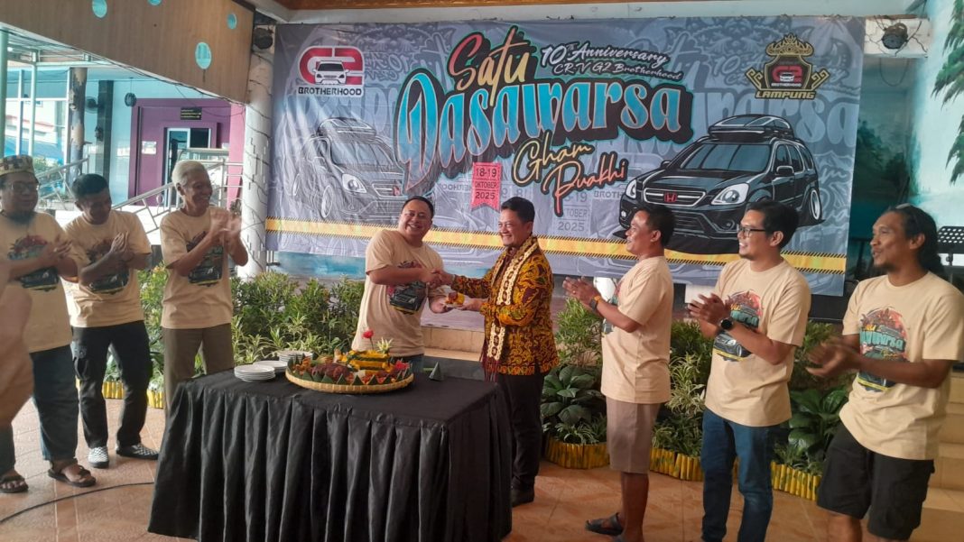 Aninversary ke-10 tahun Komunitas Honda CR-V Gen 2 Brotherhood (G2B) di Hotel Sultan, Jl.Soekarno Hatta Kota Bandar Lampung, dihadiri Gubernur Lampung Rahmat Mirzani Djausal yang diwakili oleh Kepala Dinas Perhubungan Provinsi Lampung Bambang Sumbogo, Sabtu (18/10/2025) Poto : Istimewa