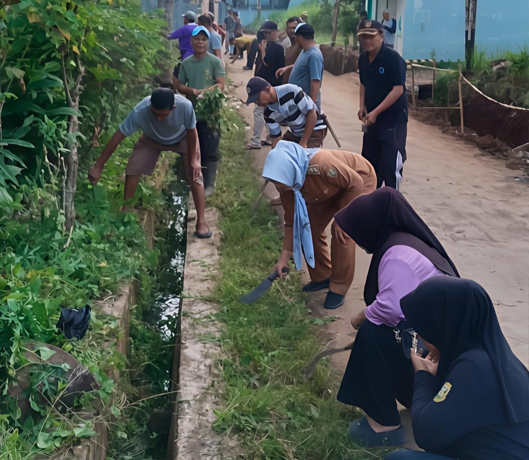Ciptakan lingkungan bersih dan sehat, warga tampak terlihat bersemangat dan kompak mengikuti kegiatan gotong royong yang dipimpin langsung oleh Lurah Rajabasa Nunyai Nurmala Sari,(Selasa,14/10/2025), Poto: istimewa