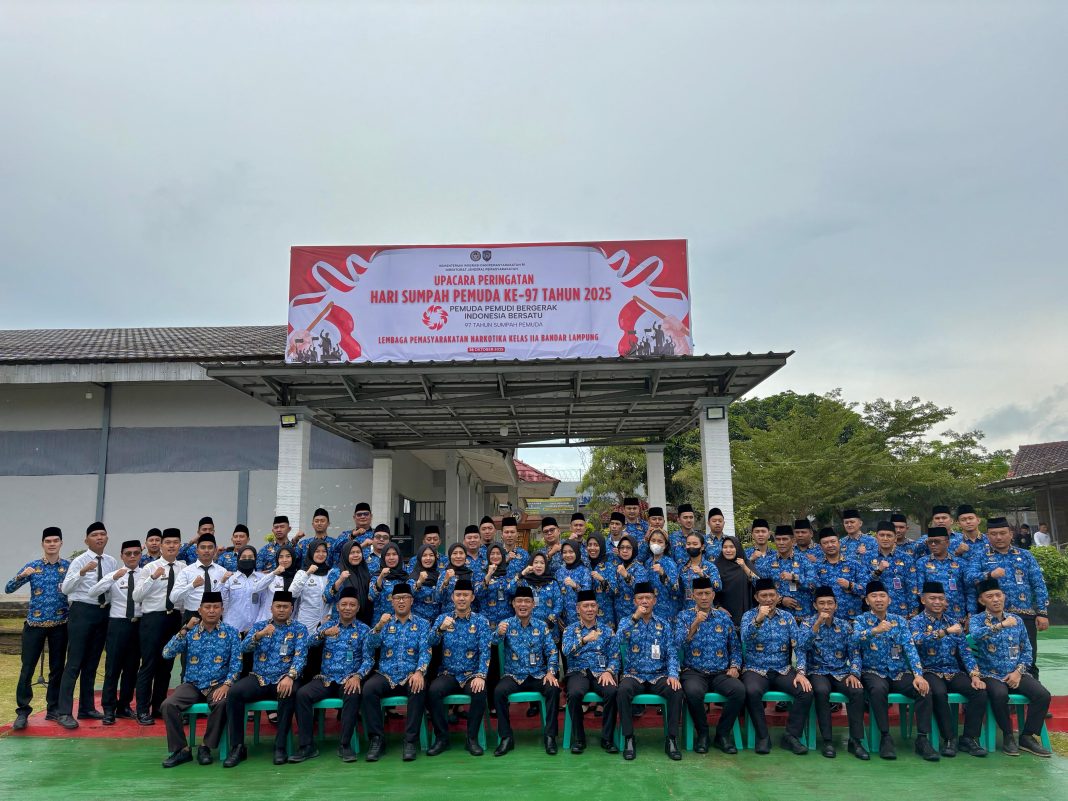 KOBARKAN SEMANGAT SUMPAH PEMUDA : Poto bersama setelah upacara memperingati Hari Sumpah Pemuda ke-97 Tahun 2025, di lapangan dalam Lembaga Pemasyarakatan (Lapas) Narkotika Kelas IIA Bandar Lampung, Selasa (28/10). Poto; dok.Lapas