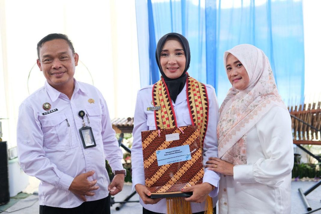 Kalapas Narkotika Kelas IIA Bandar Lampung, Jumadi, Ratna Dwi Lestari dan Amiek Diyah Ambarwati. Jumat (24/10),Poto: Dok.Humas Lapas Narkotika Bandar Lampung