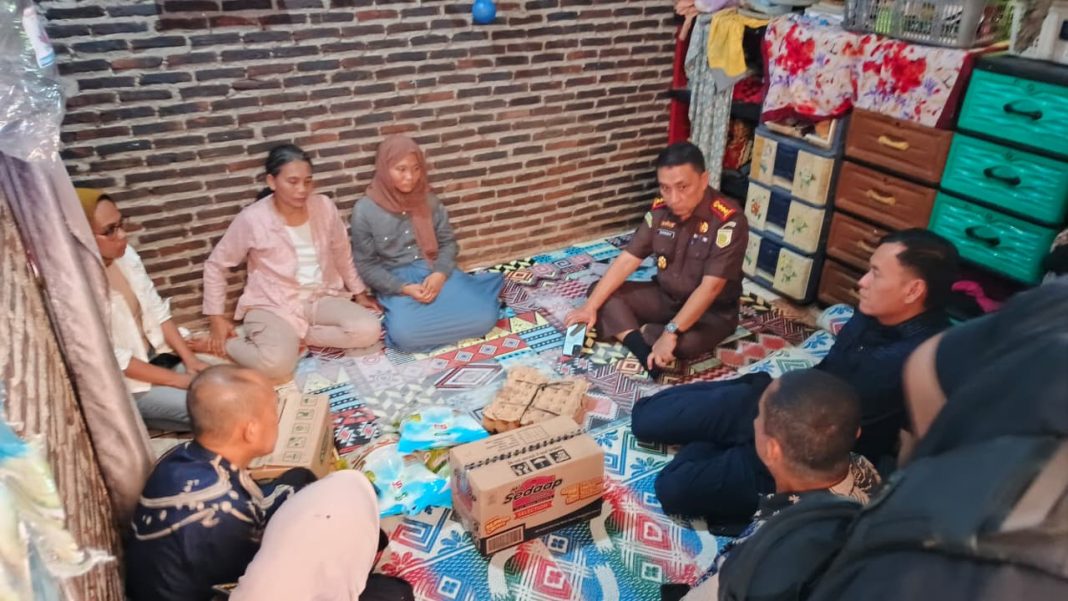 Kepala Kejaksaan Negeri Bandar Lampung Baharuddin didampingi Kasi Intelijen M. Angga Mahatama beserta jajaran mengunjungi kediaman Misna Megawati dan bertemu langsung dengan Misna Megawati dan Gina memberikan santunan berupa sembako,Kamis 23 Oktober 2023