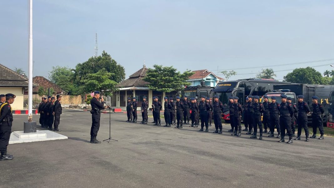 Jajaran Satuan Brimob Polda Lampung melaksanakan kegiatan Siaga On Call dalam rangka pengamanan aksi unjuk rasa yang digelar oleh Badan Eksekutif Mahasiswa Seluruh Indonesia (BEM SI) pada Senin, 20 Oktober 2025. Aksi tersebut merupakan bagian dari kegiatan mahasiswa dalam memperingati satu tahun kepemimpinan Presiden dan Wakil Presiden Republik Indonesia, Prabowo Subianto – Gibran Rakabuming Raka.(poto:dok.Satbrimobda Lampung)