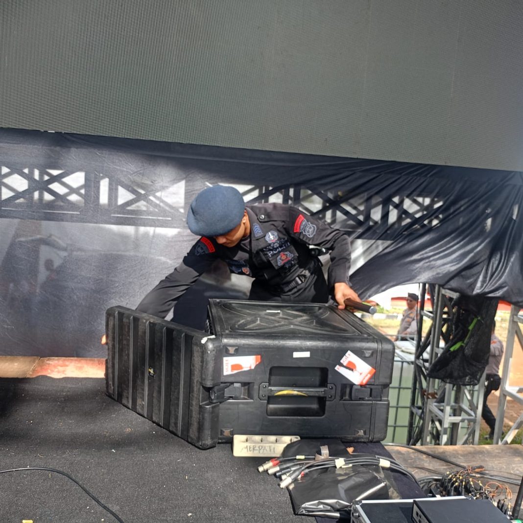 Brimob Lampung melaksanakan pengamanan dan Sterilisasi konser musik di Stadion Tejo Sari Kota Metro.,Poto: dok Satbrimobda Lampung