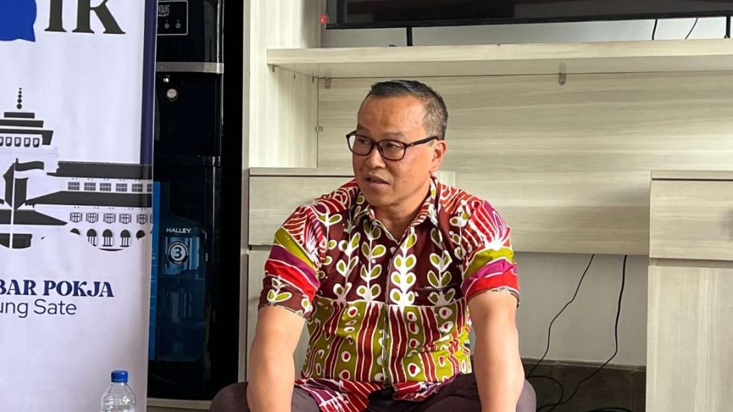 “Sejarah dan jalur kereta api di Jabar yang paling lengkap, jalur kereta melewati keindahan alam hutan, pesawahan. Dulu pabrik kereta terbesar ada di Jabar,” ucap Iendra, dalam sebuah diskusi di Gedung Sate, Kota Bandung.