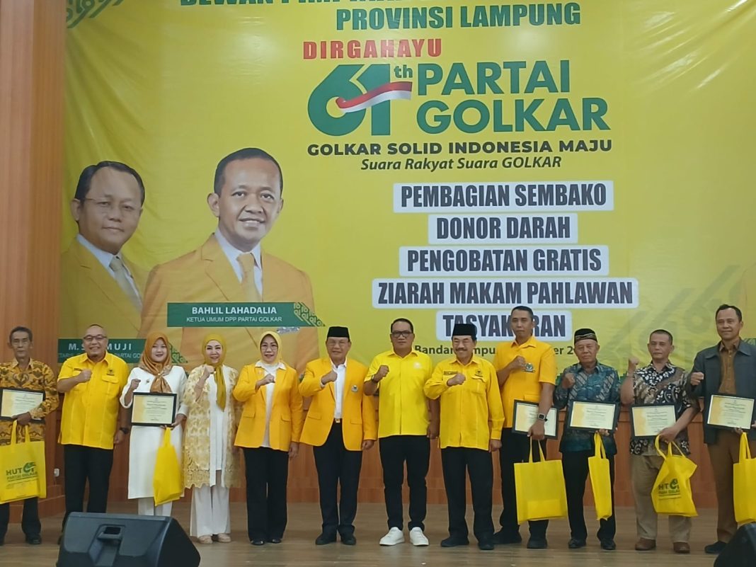 Ketua Dewan Pimpinan Daerah (DPD) Partai Golkar Provinsi Lampung, Hanan A Rozak, memberikan penghargaan istimewa kepada 15 tokoh pendiri Partai Golkar di tingkat provinsi dan 16 Tenaga Kesehatan yang berasal dari RSUD Abdul Moeloek, 10 orang dan Tim Kesehatan Angkatan Laut Lampung 5 Orang. Penghargaan itu diberikan dalam rangkat perayaan HUT ke-61 Partai Golkar yang digelar di Aula Partai Golkar Pahoman Enggal, Kota Bandarlampung, Senin (20/10/2025). Poto : Istimewa