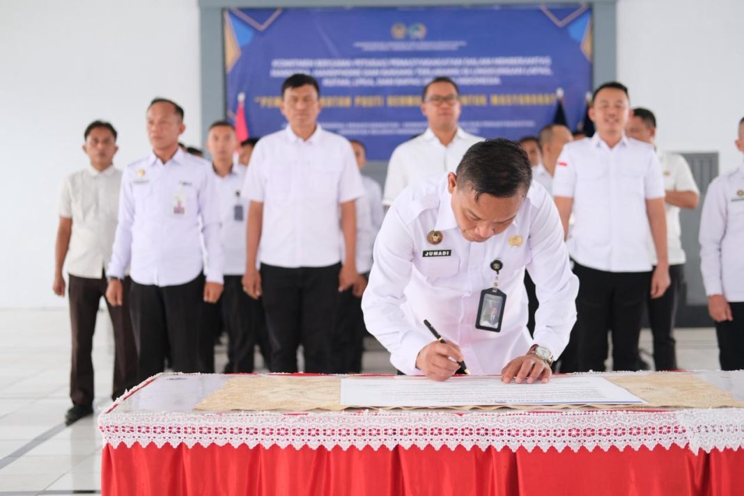 Kepala Lapas Narkotika Bandar Lampung, Jumadi, bersama jajaran pejabat struktural dan seluruh petugas pemasyarakatan menandatangi komitmen bersama petugas pemasyarakatan terhadap pemberatasan HALINAR. Senin, 20 Oktober 2025. Poto : dok. Lapas Narkotika Kelas IIA Bandar Lampung.Momentum ini menjadi sarana untuk memperkuat kembali tekad seluruh insan pemasyarakatan dalam menjaga marwah institusi serta membangun lingkungan kerja yang bersih dari penyimpangan.