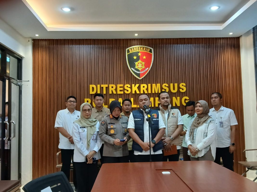 Dirkrimsus Polda Lampung Kombes Derry Agung Wijaya didampingi Kabidhumas Kombes Yuni Iswandari Yuyun usai Rapat Koordinasi Daerah (Rakorda) Satgas pengendalian harga beras provinsi Lampung pada Rabu ( 22/10) di ruang rapat Ditkrimsus Polda Lampung. Poto.dok BidHumas Polda Lampung