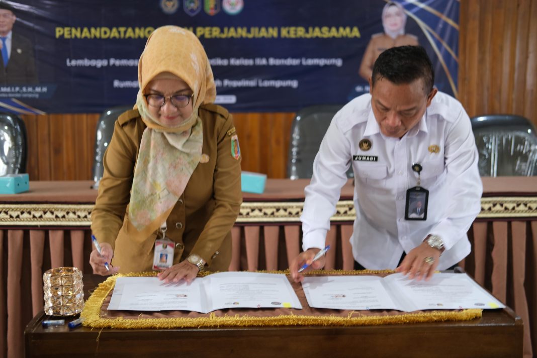 Lembaga Pemasyarakatan (Lapas) Narkotika Kelas IIA Bandar Lampung resmi menjalin kerja sama dengan Rumah Sakit Jiwa Daerah (RSJD) Provinsi Lampung dalam bidang pelayanan kesehatan mental dan program rehabilitasi narkotika/napza. Penandatanganan perjanjian kerja sama ini dilaksanakan di Lapas Narkotika Bandar Lampung dan dihadiri langsung oleh Direktur RSJD Provinsi Lampung, dr. Nuyen Meutia Fitri, MARS, beserta jajaran, Selasa (21/10/2025). Poto : dok Lapas