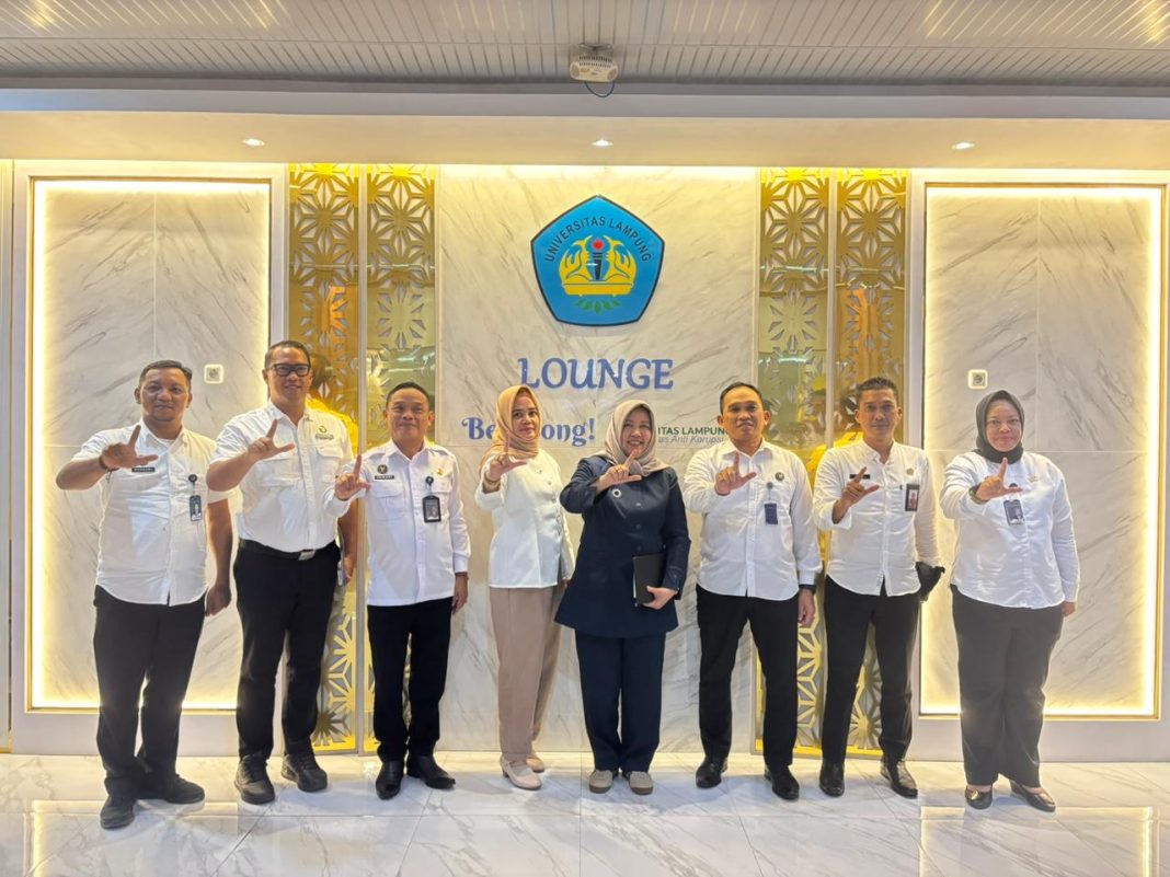 Kepala Lembaga Pemasyarakatan (Lapas) Narkotika Kelas IIA Bandar Lampung, Jumadi dan jajaran, Kepala Unit Penunjang Akademik (UPA) Bimbingan Konseling Universitas Lampung, Prof. Dr. Novita Tresiana beserta jajaran tim akademik Unila setelah melaksanakan rapat tindak lanjut rencana kerja sama program pembinaan kemandirian bagi warga binaan pemasyarakatan (WBP) di Gedung Rektorat Universitas Lampung, Selasa (21/10). Poto : dok Lapas
