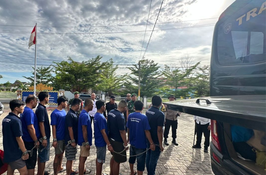 Kepala Lembaga Pemasyarakatan Narkotika Kelas IIA Bandar Lampung, Jumadi, memimpin secara langsung pelaksanaan kegiatan pemindahan atau mutasi 27 orang Warga Binaan Pemasyarakatan (WBP) ke Lapas Metro dan Lapas Gunung Sugih. Senin (27/10). Poto : dok Lapas Narkotika Bandar Lampung