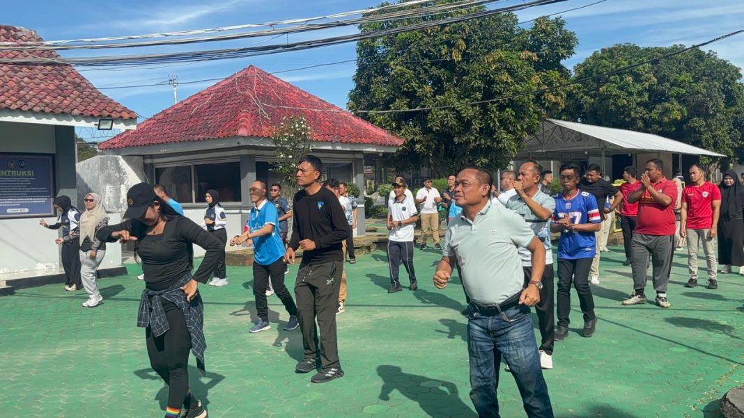 JAGA BUGAR, JAGA KOMPAK : Pegawai Lembaga Pemasyarakatan (Lapas) Narkotika Kelas IIA Bandar Lampung melaksanakan kegiatan senam pagi bersama di halaman lapas, Jumat (31/10). Poto : Humas Lapas.