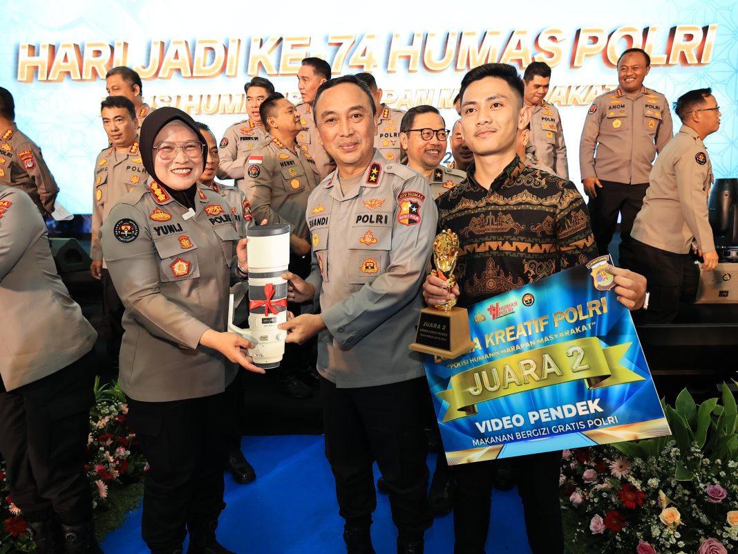 Mahasiswa Unila Wahyu Pratama Wakili Polda Lampung Raih Juara 2 Nasional, Lomba Video Pendek Pada Perayaan HUT KE-74 Humas Polri. di Gedung PTIK Jakarta, (30/10/2025) Poto: dok.Divhumas