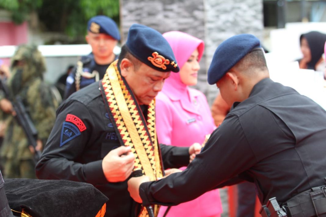 Kepala Kepolisian Daerah Lampung, Irjen Pol. Helmy Santika, melaksanakan kunjungan kerja ke Markas Komando Satuan Brimob Polda Lampung yang berlokasi di Rawa Laut, Bandar Lampung, pada Rabu (26/10/2025). Kunjungan ini turut didampingi oleh Wakapolda Lampung brigjen Pol Sumarto dan para Pejabat Utama (PJU) Polda Lampung. Poto : Dok.BidHumas Polda Lampung
