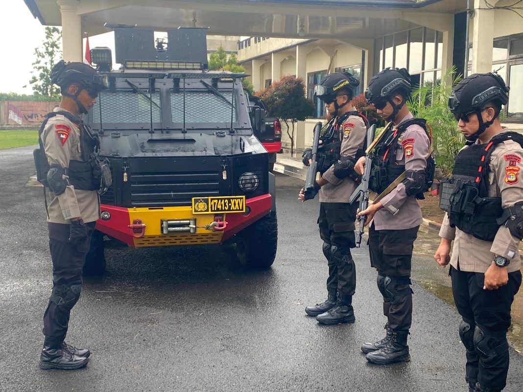 Dalam rangka menjaga stabilitas keamanan dan ketertiban masyarakat (Sitkamtibmas), satu regu patroli Kompi 2B Batalyon B Pelopor Satbrimob Polda Lampung melaksanakan kegiatan patroli dialogis dan pemantauan situasi kamtibmas, dipimpin oleh Aipda Welly Candra, Jumat (17/10/2025) Poto:dok SatBrimobda Lampung.