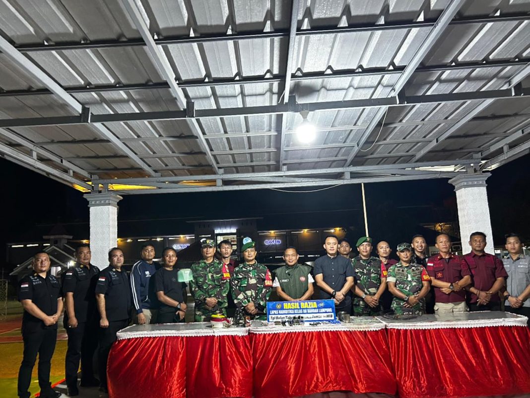 Geledah : Lapas Narkotika Kelas IIA Bandar Lampung bersama personel Posramil Jati Agung melaksanakan razia gabungan di blok hunian warga binaan, Sabtu (25/10). Pto: dok.Lapas Narkotika