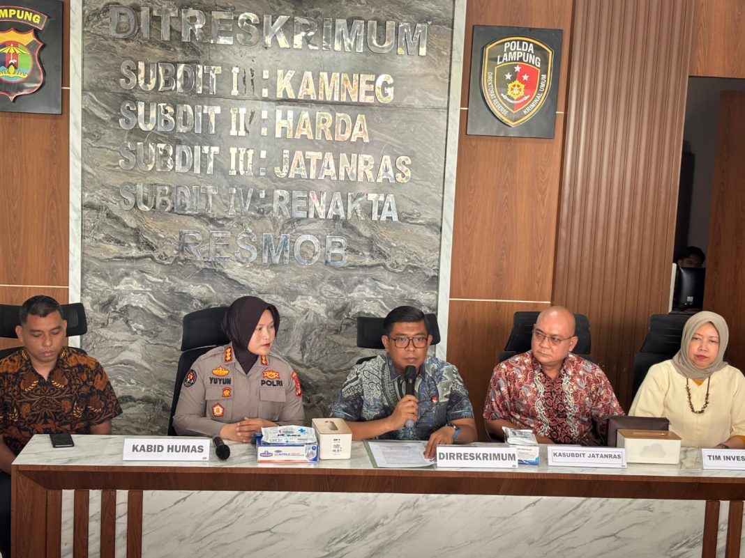 Direktur Reserse Kriminal Umum (Dirkrimum) Polda Lampung Kombes Pol Indra Hermawan dan jajaran didampingi Kabid Humas Polda Lampung Kombes Yuni Iswandari Yuyun saat memberikan penjelasan di Mapolda Lampung, Jumat,(24/10/2025) Poto : nelywati/derapindonesia.id
