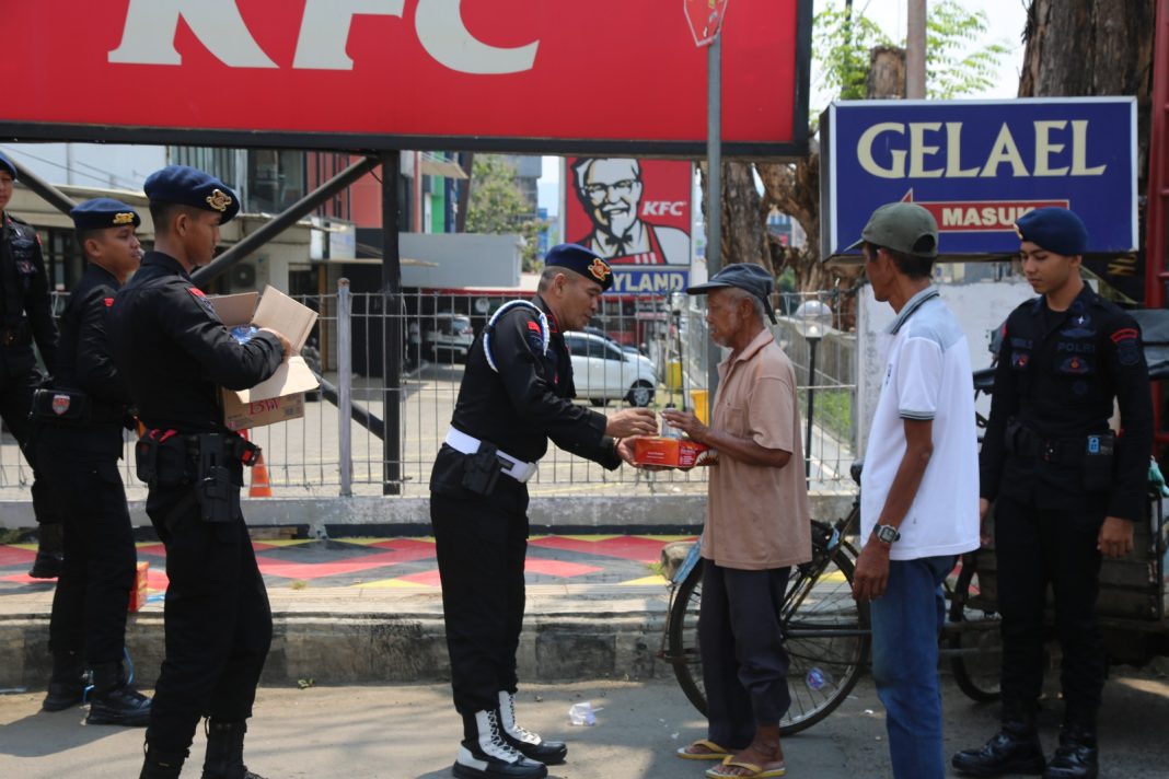 Satuan Brimob Polda Lampung kembali melaksanakan kegiatan Jum’at Berkah dengan membagikan 200 kotak paket nasi kepada masyarakat di sekitar Masjid Al Bakrie dan Masjid Mujahidin, Kota Bandar Lampung, pada Jumat (17/10/2025).