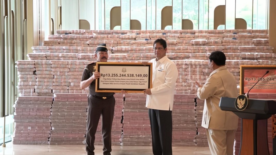 Bisa buat perbaikan 8000 sekolah atau 600 kampung nelayan : Presiden Prabowo Subianto menyaksikan secara langsung penyerahan uang pengganti kerugian negara sebesar Rp13.255.244.538.149,00 dalam perkara tindak pidana korupsi pemberian fasilitas ekspor Crude Palm Oil (CPO) dan turunannya, dari Kejaksaan Agung kepada Kementerian Keuangan. Acara tersebut digelar di Gedung Utama Kompleks Kejaksaan Agung RI, Jakarta, pada Senin, 20 Oktober 2025. Poto : situs resmi Kejagung RI