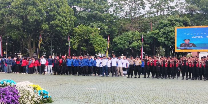 Kapolda Jawa Barat Irjen Pol. Dr. Rudi Setiawan, S.I.K., S.H., M.H. memimpin langsung kegiatan Apel Deklarasi Buruh Kamtibmas dengan tema “Sauyunan Ngajaga Lembur” yang berlangsung di Lapangan Mapolda Jabar, Selasa, (11/11/2025)