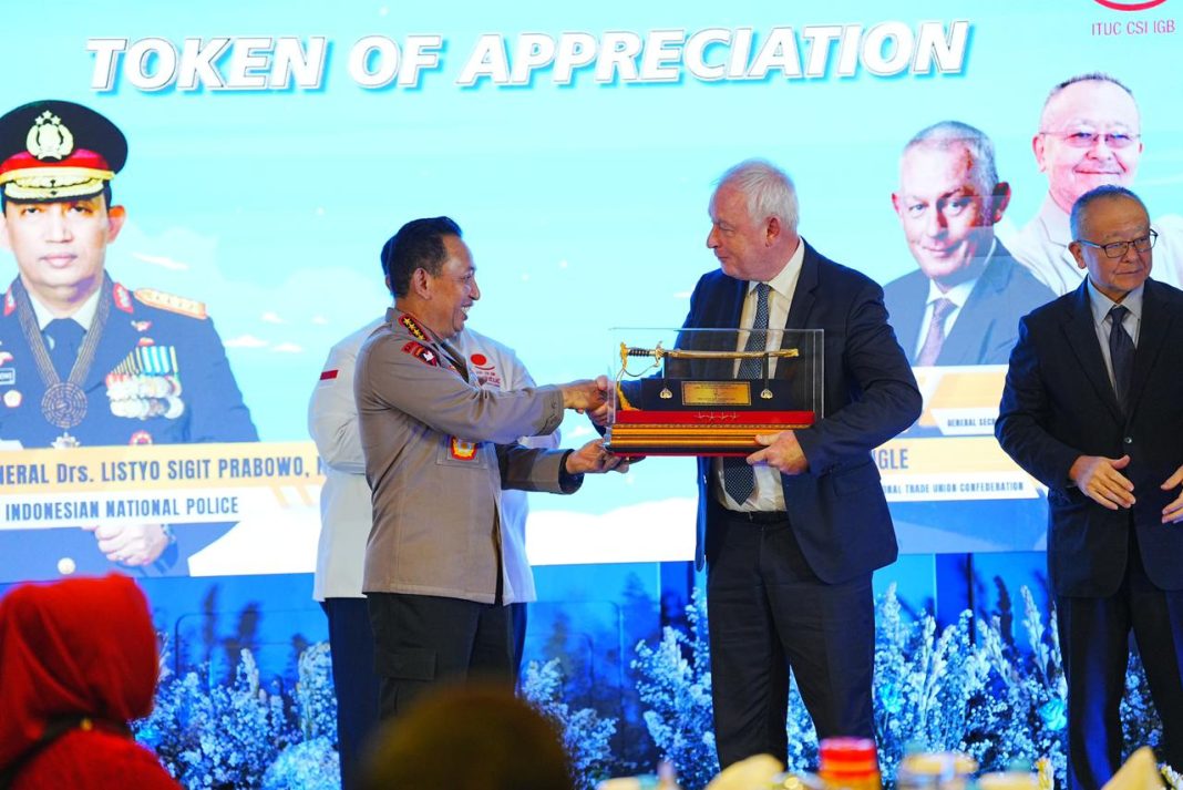 Kapolri Jenderal Listyo Sigit Prabowo menerima kunjungan Sekjen ITUC dan Sekjen ITUC Asia Pacific (AP) di Mabes Polri, Jakarta Selatan, Senin (10/11/2025)