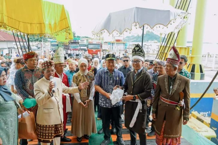 Gubernur Rahmat Mirzani Djausal, secara resmi mengoperasikan KMP Dalom 1 di Lintas Penyeberangan Bakauheni-Merak dengan prosesi adat "Hitar Lawok".
