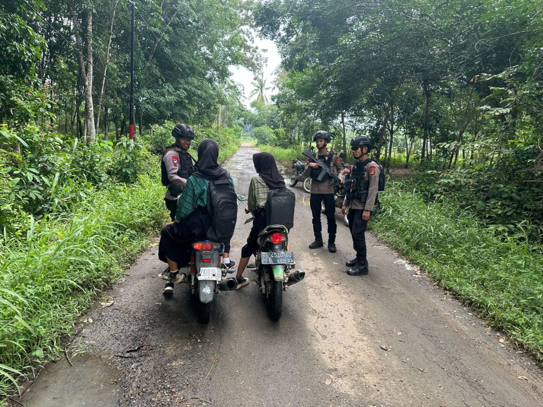 Personel Batalyon C Pelopor Satuan Brimob Polda Lampung melaksanakan kegiatan Patroli Dialogis di wilayah hukum Polres Lampung Utara