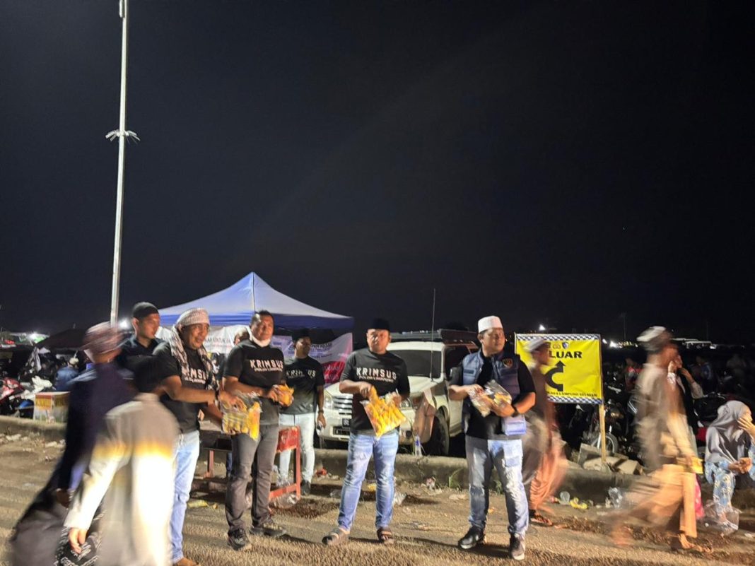 Polda Lampung Peduli, Ditreskrimsus Bagikan Snack Kepada Jemaah Ijtimah Tabligh Akbar