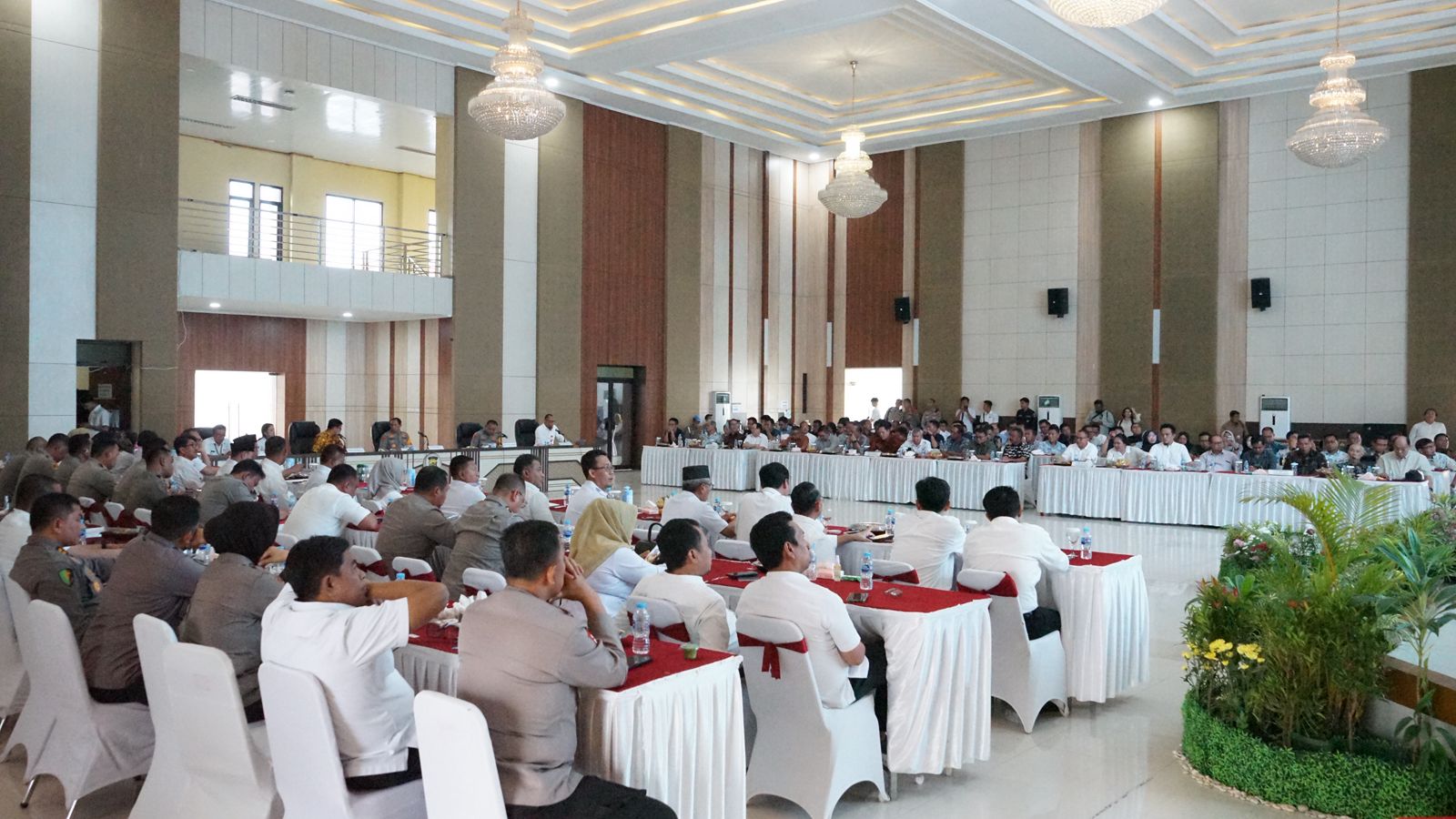 Hadir dalam kesempatan tersebut seluruh Pejabat Utama Polda Lampung, Para Bupati se-Lampung, Kapolres/Ta jajaran, serta perwakilan perusahaan perkebunan HGU.