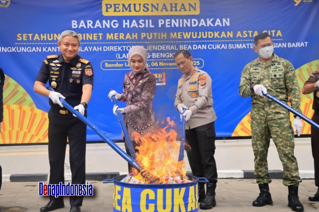 Kapolda Lampung Irjen Pol. Helfi Assegaf Ikut memusnahkan Barang Hasil Penindakan oleh Bea Cukai Lampung di Kantor DJBC Wilayah Sumatera Bagian Barat, Bandar Lampung, Kamis (6/11/25). Poto : Bidhumas.