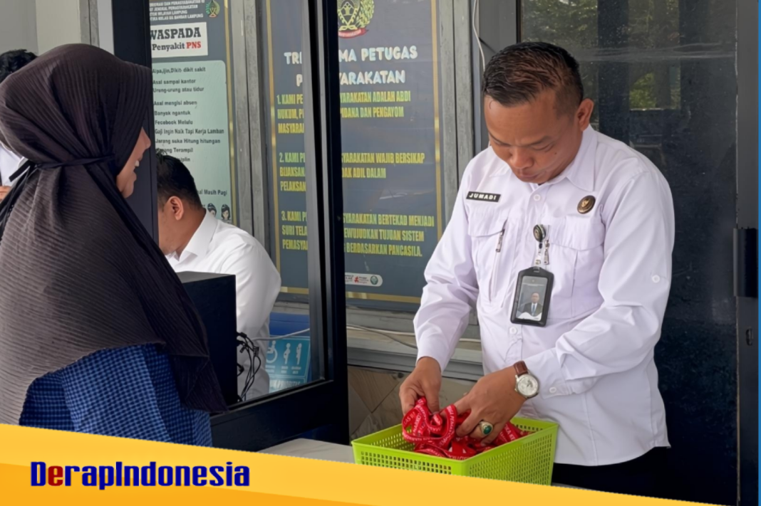 Lembaga Pemasyarakatan Narkotika Kelas IIA Bandar Lampung terus menunjukkan komitmennya dalam memberikan pelayanan terbaik kepada masyarakat. Nampak terlihat Kalapas Jumadi turun langsung memberikan layanan kunjungan bagi keluarga warga binaan. Kamis (6/11), Poto : dok.Lapas