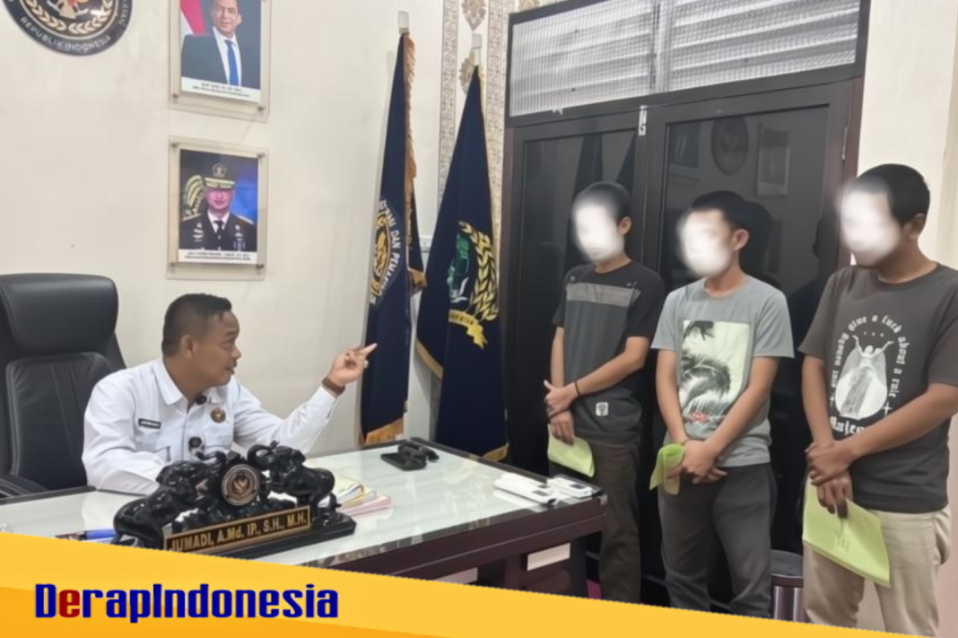 JANGAN KEMBALI LAGI : Tiga Warga Binaan Pemasyarakatan (WBP) Lembaga Pemasyarakatan Narkotika Kelas IIA Bandar Lampung ini resmi bebas murni setelah menjalani masa pidana sesuai dengan putusan pengadilan. Kamis (6/11), Poto : dok. Lapas