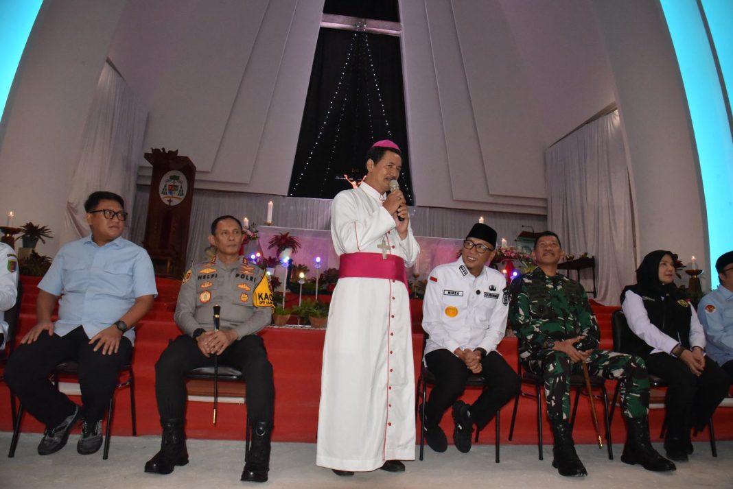 Pastikan Aman, Gubernur Lampung Rahmat Mirzani Djausal Tinjau Langsung Pelaksanaan Ibadah Misa Malam Natal