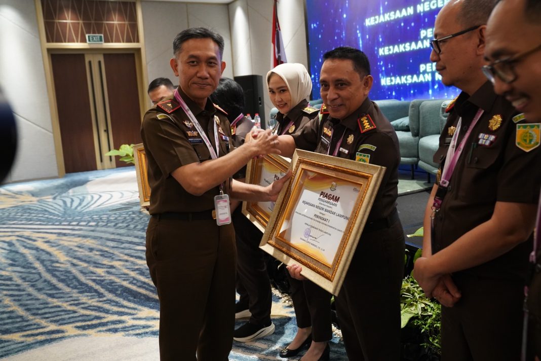 Kejari Bandar Lampung Raih Lima Penghargaan Sekaligus dalam Rakerda Kejati Lampung 2025