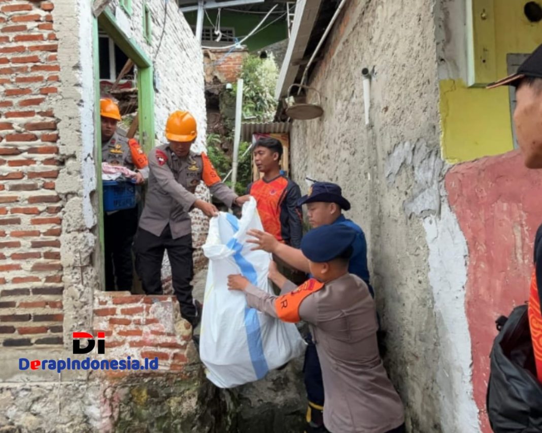 Tim SAR Brimob Lampung Sigap Evakuasi Rumah Warga Terdampak Longsor di Bandar Lampung