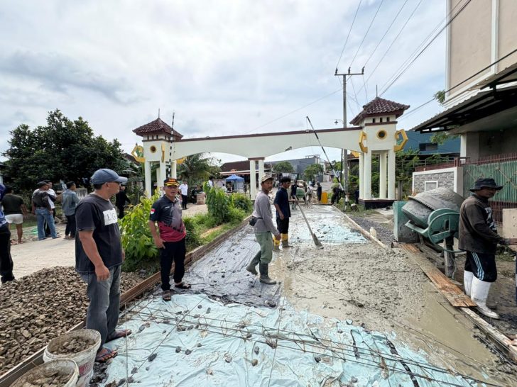 Puluhan Narapidana dan Petugas Lapas Narkotika Lampung Bantu Masyarakat Perbaiki Jalan Rusak di Desa Way Huwi
