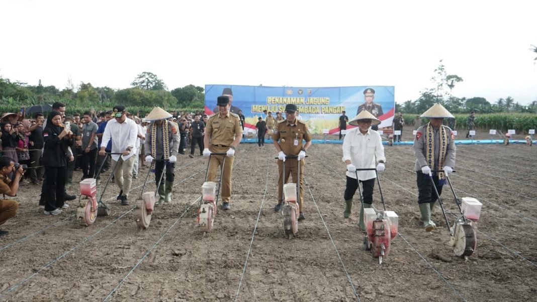 Wakapolri dan Kapolda Lampung Dampingi Menko Pangan Zulkifli Hasan Tanam Jagung di Lampung Selatan