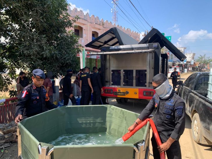 Polri Salurkan Air Bersih dan Bagikan Masker untuk Warga Terdampak Banjir di Nagan Raya