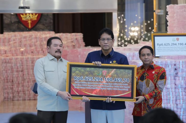 Jaksa Agung Serahkan 893.002,38 Ha Kawasan Hutan Hasil Penguasaan Kembali Satgas PKH dan Uang Kerugian Negara Rp.6,6 Triliun