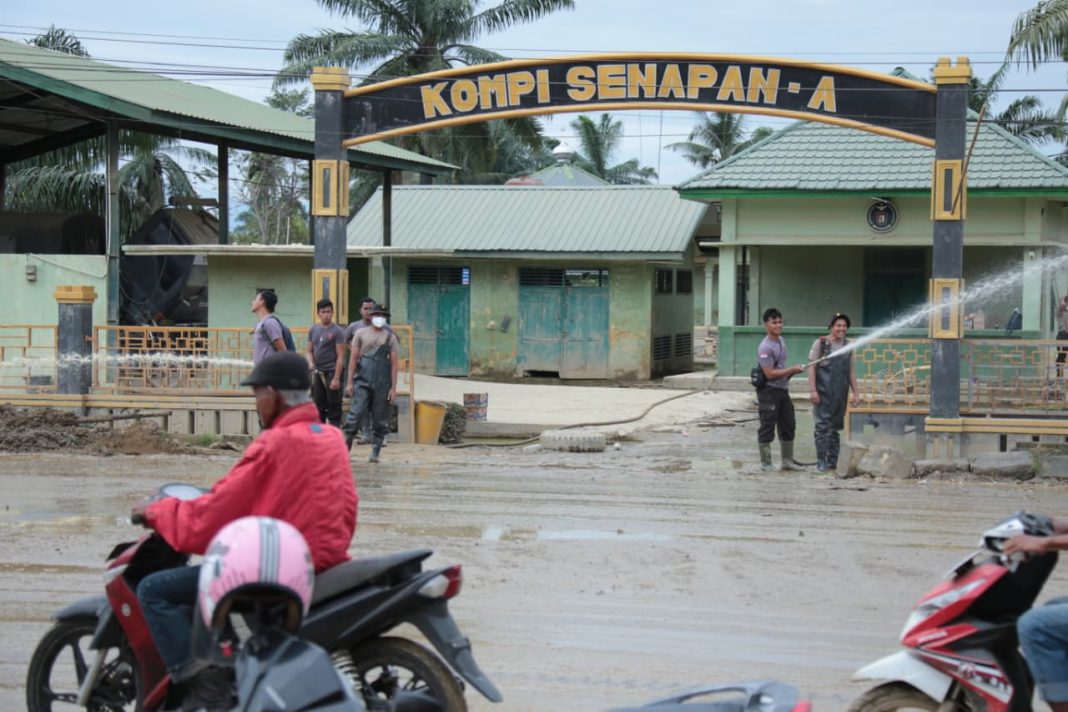 Polri Bantu Kuras Air Yang Merendam Kompi Senapan A Yonif 111 / Karma Bakti, Aceh Tamiang