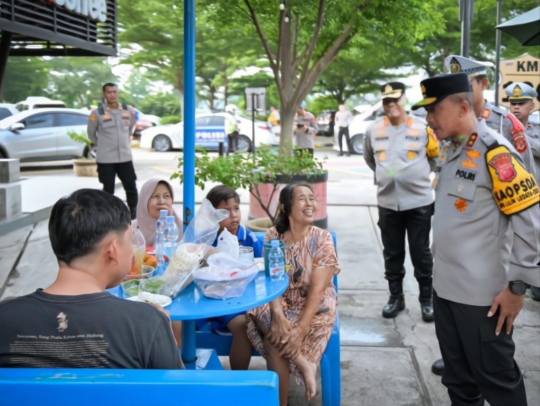 Kapolda Jabar Sapa Hangat Para Pemudik Operasi Lilin Lodaya di Rest Area Tol Cipali