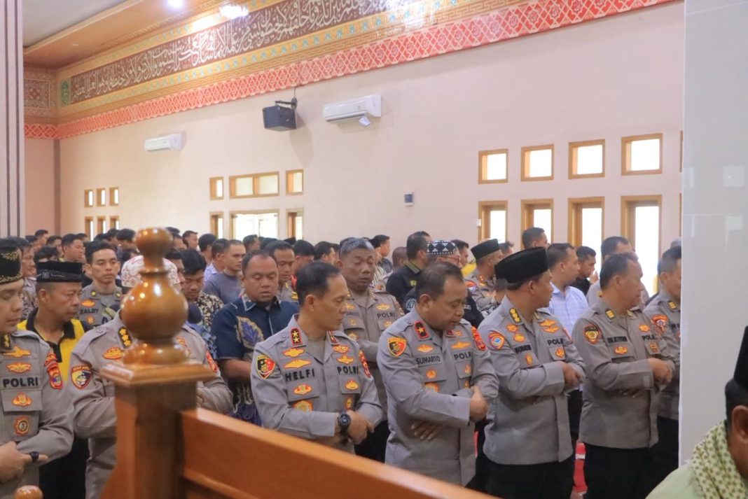 Polda Lampung Gelar Shalat Gaib dan Doa Bersama Untuk Korban Bencana Alam Aceh, Sumut, Sumbar
