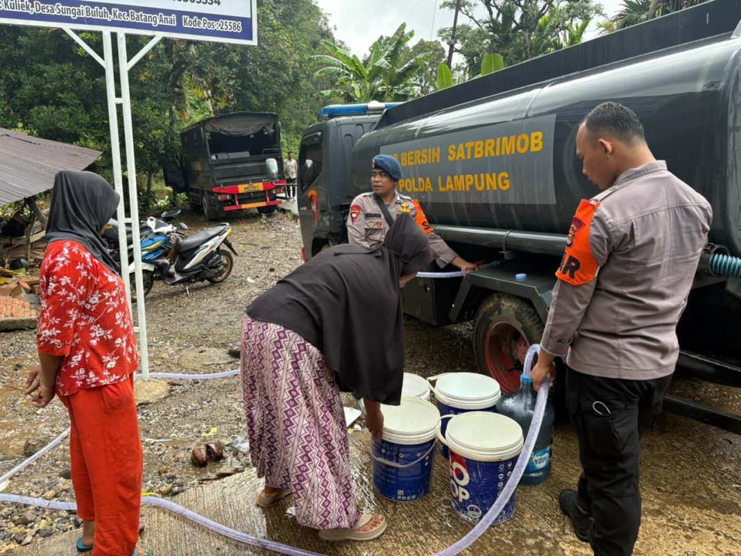 Brimob Lampung BKO Polda Sumbar Hadirkan Air Bersih untuk Warga Terdampak Banjir di Sumatera Barat.