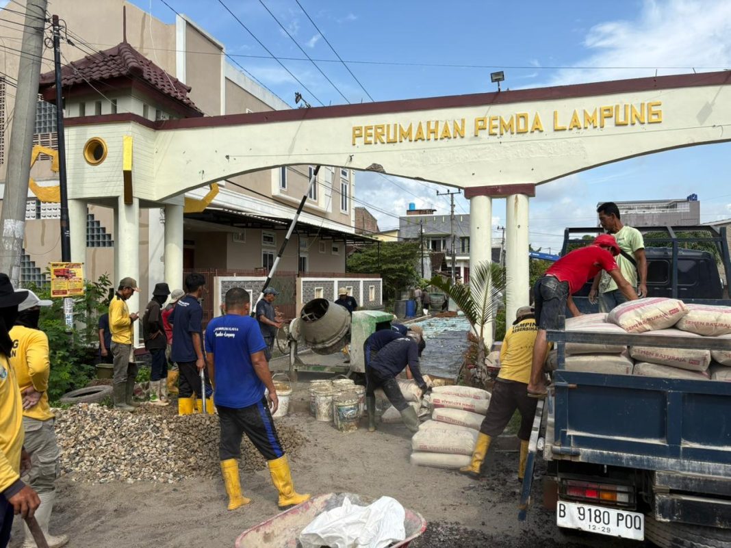 Puluhan Narapidana dan Petugas Lapas Narkotika Lampung Bantu Masyarakat Perbaiki Jalan Rusak di Desa Way Huwi