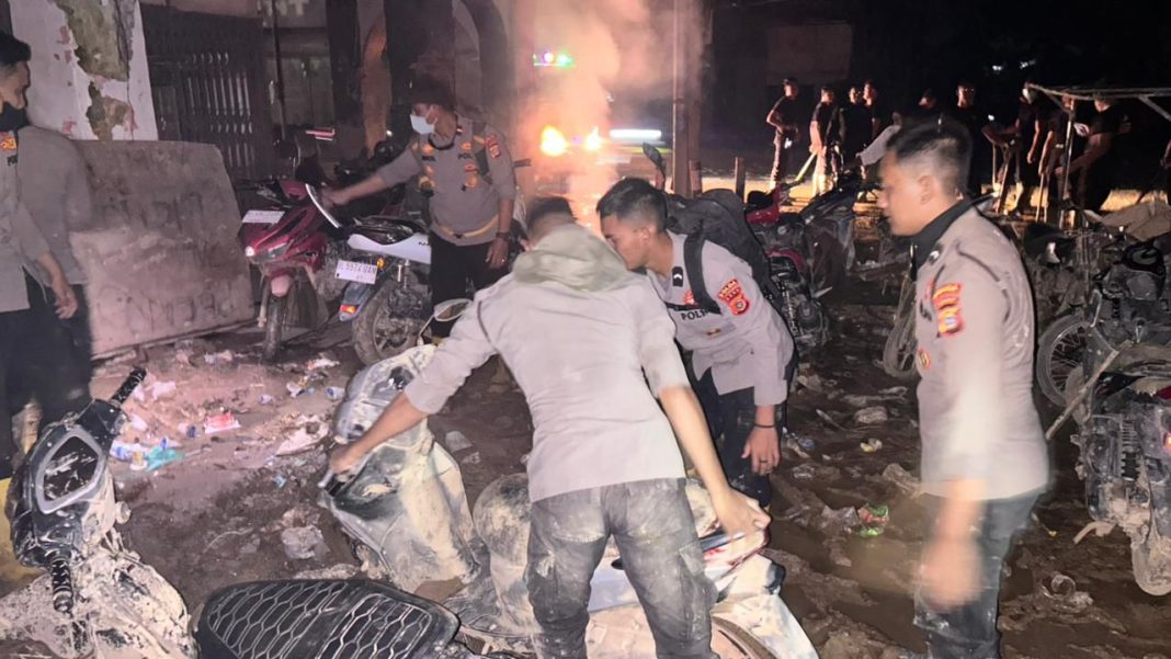 Personel Polri Bersihkan Lumpur dan Sampah Pascabanjir di Jalan Lintas Aceh Tamiang
