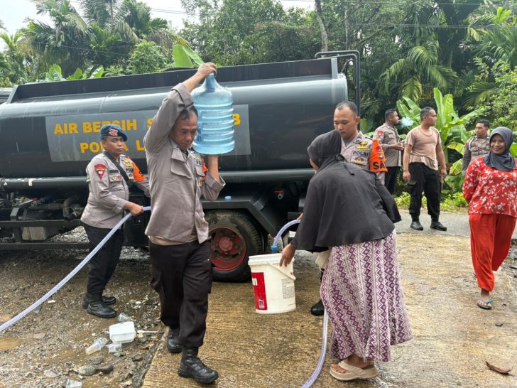 Brimob Lampung BKO Polda Sumbar Hadirkan Air Bersih untuk Warga Terdampak Banjir di Sumatera Barat. 