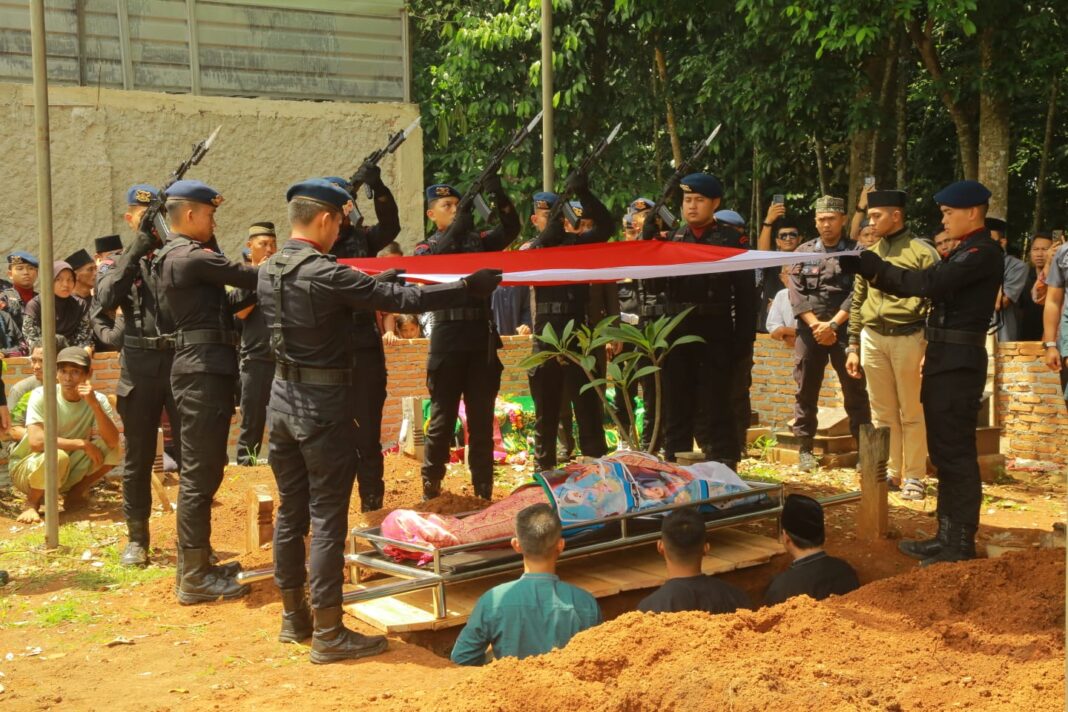 Penghormatan Terakhir: Dansat Brimob Pimpin Upacara Pemakaman Danyon A Pelopor