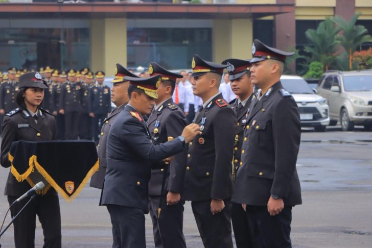 Kapolda Lampung Pimpin Upacara Hari Kesadaran Nasional Dan Anugerahkan Satya Lencana Pengabdian Kepada 459 Personel