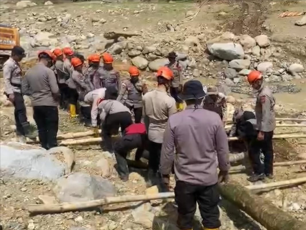 Pemulihan Akses Warga, Brimob Jambi Bangun Jembatan Darurat Antar Desa Kampung Tengah Timur dan Padang Landua