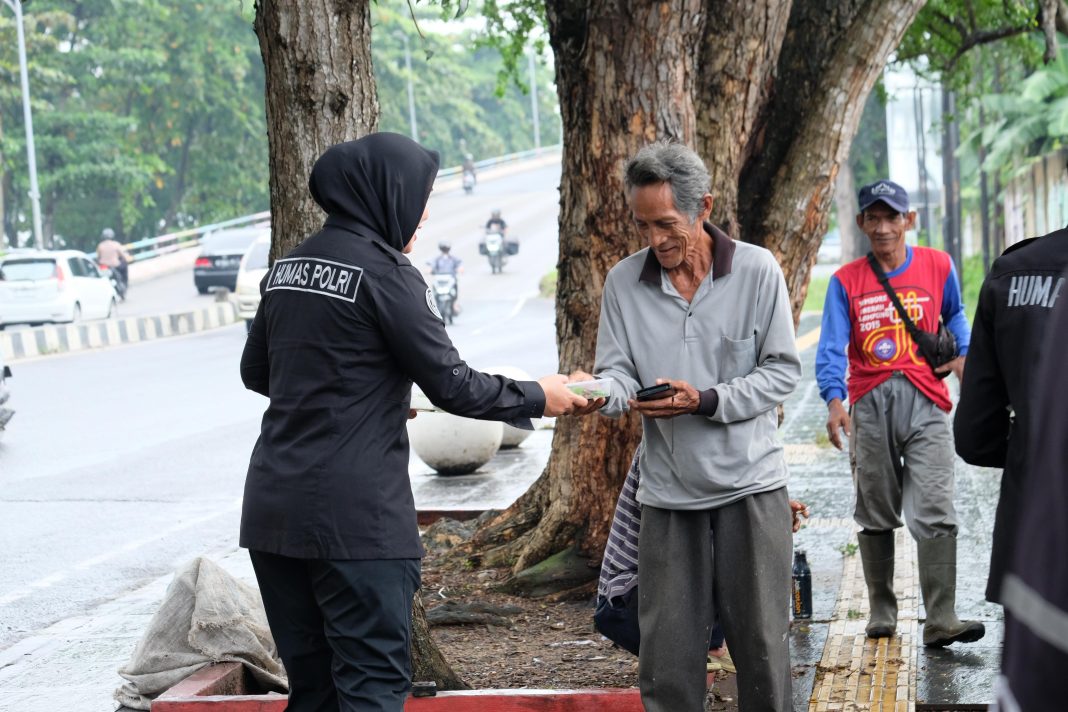 Jumat Berkah Polda Lampung : Polwan Humas Bagikan Ratusan Paket Nasi Kepada Masyarakat
